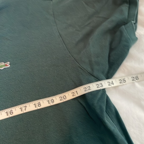 Lacoste polo in hunter green. Size 7. Measures 23 in pit to pit. 26 in in length - Picture 4 of 5